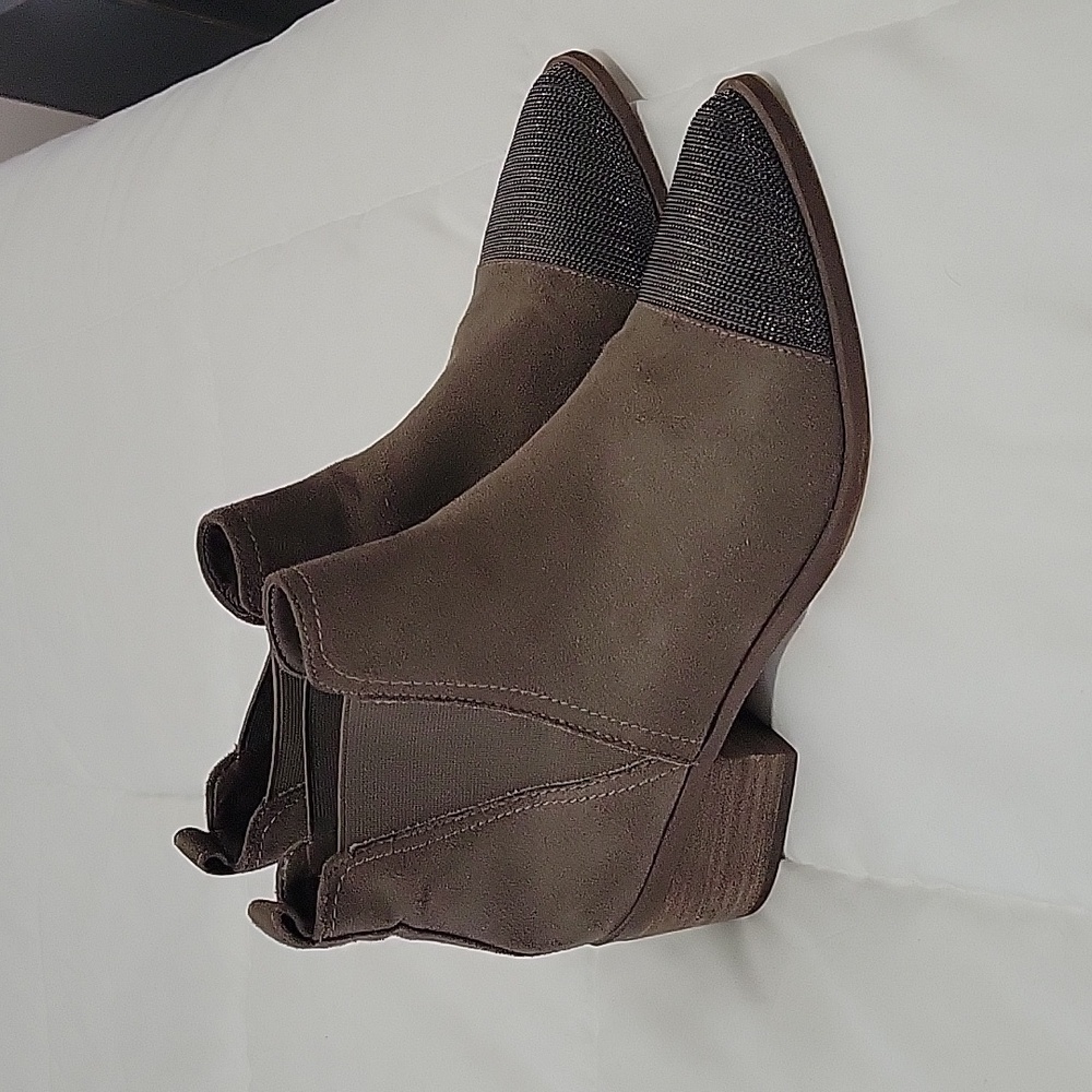 REPORT womens ankle bootie.